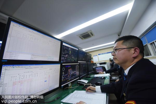 2020年1月22日深夜，沈生樑在铁路杭州艮山门动车运用所的调度指挥高铁列车入库检修。